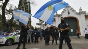 policias-levantamiento-678x381-1