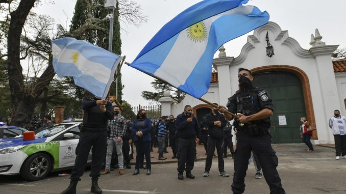 policias-levantamiento-678x381-1